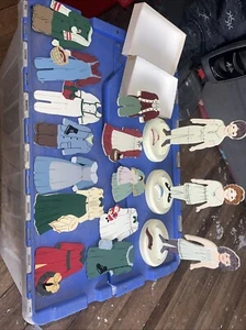 Vintage 4 magnetische Holzpuppen mit Ständer und 14 Outfits (8 Mädchen, 6 Jungen) 3 Hüte Spielzeug - Bild 1 von 11
