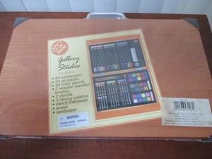 Neu & versiegelt Gallery Studio 82 Stück Deluxe Kunst Zubehör Set in Holzkiste - Bild 1 von 1
