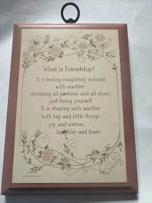 Tarjetas de sello vintage 1977 placa de pared de madera What Is Friendship Pink Foto 1 de 4