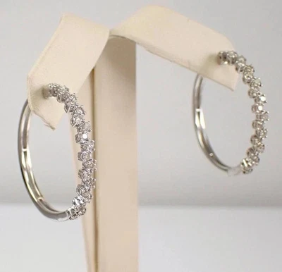 Pendientes de aro de moissanita blanca de corte redondo de 2 quilates para mujer enchapados en oro blanco de 14 quilates Foto 1 de 3