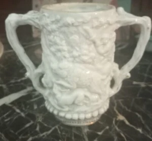 Antico vaso biansato con scene di caccia in ceramica Capodimonte - Foto 1 di 12