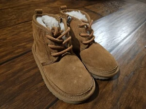 UGG Boots Kinder Größe 10 NEU braun Wildleder Knöchel Reißverschluss Spitze nie getragen - Bild 1 von 8