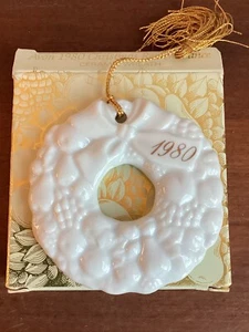 Adorno de árbol corona de cerámica recuerdo de Navidad Avon 1980 - Imagen 1 de 8