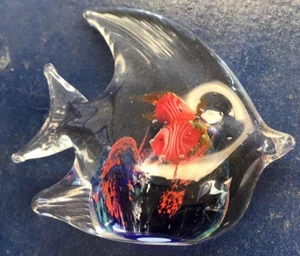 Fisch in Fischform Briefbeschwerer Kunstglas mundgeblasen Aquarium Wasser - Bild 1 von 8