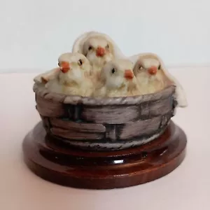 Porzellan Baby Küken im Korb von Giuseppe Armani Capodimonte Itlay signiert - Bild 1 von 8