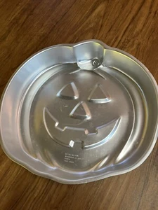 Vintage Wilton Pumpkin Cake Pan Aluminum Halloween 1981 502-2928 - Picture 1 of 6