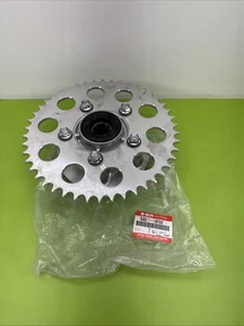 NUEVO Soporte de eje de cubo de tambor de rueda trasera Suzuki SV 650S OEM 64611-19F00 99-09 - Imagen 1 de 12