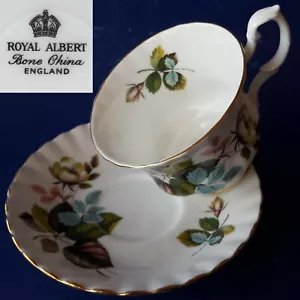 Juego de taza de té y platillo Montrose #790 sin nombre Royal Albert. Flores blancas y verdes - Imagen 1 de 12