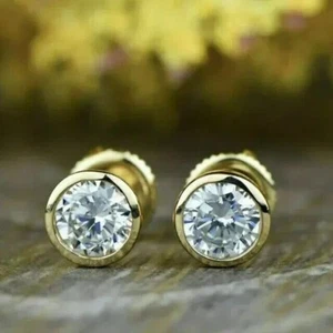 Conjunto de mini aretes enchapados en oro amarillo de 14 k con bisel redondo de 1 quilate creado en laboratorio regalo - Imagen 1 de 4
