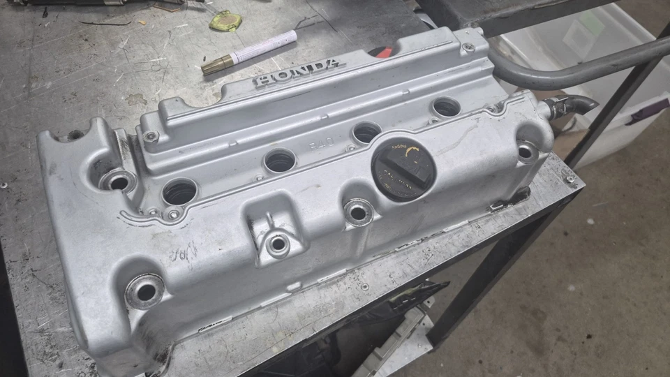 Cubierta de válvula de motor Honda CR-V 2010-2014 2,4 L usada OEM 12310-R40-A00 Foto 1 de 4