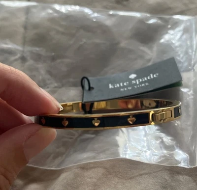 NUEVO Brazalete con Bisagras Esmalte Kate Spade Spot the Spade - Negro/Dorado Foto 1 de 2