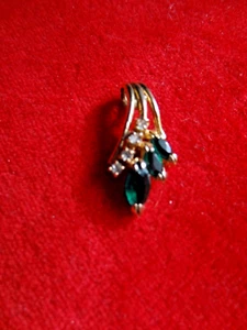Beautiful Faceted Green & White Rhinestone Gold Toned Pendant - Picture 1 of 10
