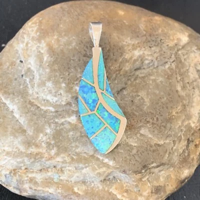 Colgante navajo de ópalo azul con incrustaciones de plata de ley para mujer 12272 Foto 1 de 4