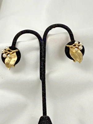 Pendientes Corona Trifari Texturizado Tono Dorado Hoja Perla Clip En Como Nuevo Foto 1 de 4