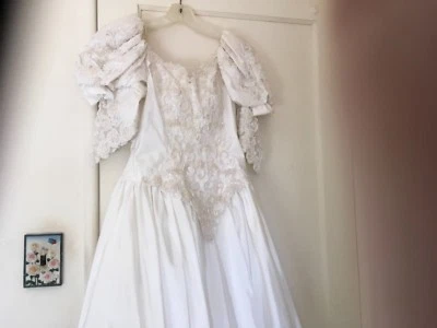 Vestido de novia formal vintage satinado con cuentas top blanco  Foto 1 de 4