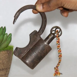 Sistema de Tornillos de Hierro Vintage 1870 Diseño de Línea Artesanal Cerradura de Almohadilla Única 14743 - Imagen 1 de 6