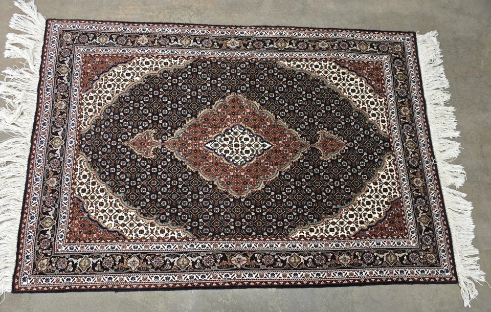 3'x5' High Quaility Hand-Knotted Wool And Silk Area Rug - Image 1 of 4