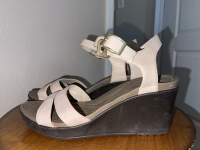 Sandalias de cuña Crocs Leigh II con correa cruzada al tobillo para mujer talla 9 avena verano Foto 1 de 4
