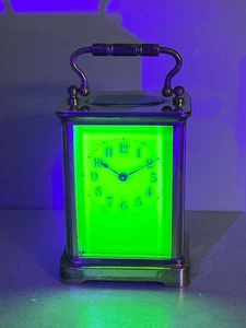 Antiguo reloj carro francés de latón con esfera de uranio funcionando + llave - Imagen 1 de 8