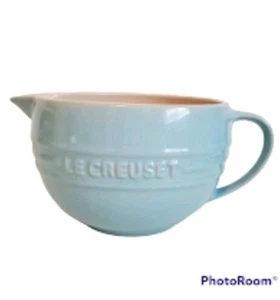 LE CREUSET Turquoise Caribbean Blue 2 Quart Batter Mixing Bowl Stoneware Pour - Picture 1 of 9