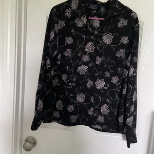 Laura Scott Black Long Sleeved Floral Print Button Down Blouse Size 14 - Foto 1 di 4