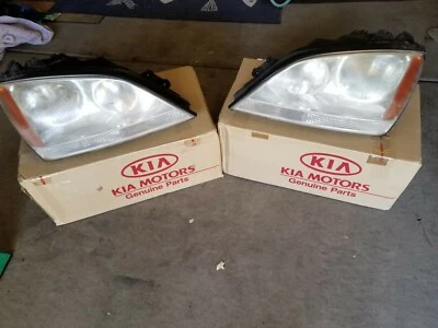 Faros Kia Sorento Ex 2005 2,0 L con todas las bombillas que funcionan. Foto 1 de 2