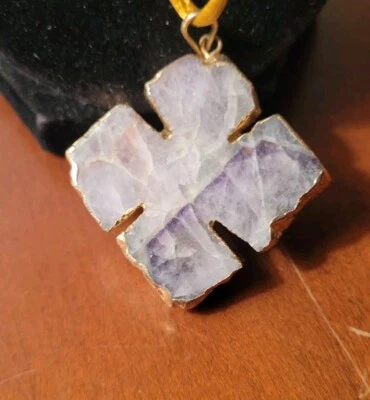 Collar Cruz Estilo Maltés Losa Amatista Sobre Cordón Seda Amarillo. Piedra de nacimiento de febrero Foto 1 de 4