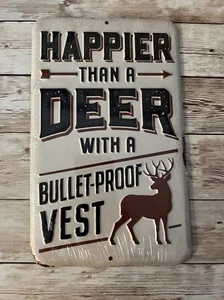 Letrero de metal en relieve de chaleco a prueba de balas Happier Than A Deer With A Balas 6 x 10 en caza - Imagen 1 de 4