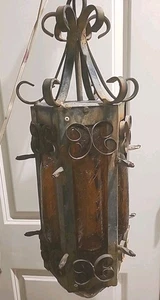 Antica lampada a sospensione vetro ambrato, ferro battuto, chiesa - Foto 1 di 12