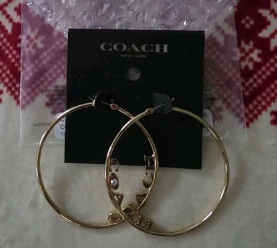 Pendientes de aro medianos Coach Signature - acento de cristal dorado de aproximadamente 2' pulgadas Foto 1 de 4