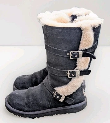 Botas de invierno UGG para mujer Maddi II negras gamuza plateadas hebillas Sherpa motociclista Foto 1 de 4