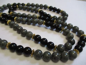 Vintage Continues 32 Zoll lange gesprenkelte graue & schwarze Stein Perlen Halskette - Bild 1 von 10