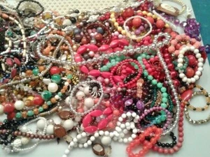 10 POUND BOX OF MIXED JEWELRY ITEMS AND BEADS APPROX. 10 POUNDS OR MORE - Picture 1 of 8