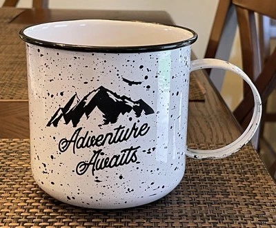 ✅Taza DesignPac Metal Esmaltado ADVENTURE WAITS Negro Blanco Taza Moteada 24oz Foto 1 de 4