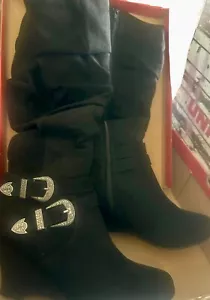 Botas hasta la rodilla Unionbay negras con volantes imitación gamuza tacón de cuña talla 8 8,5 NUEVAS - Imagen 1 de 5