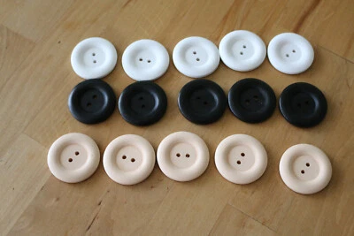 Set mit 15 Knöpfen 3 Farben 40 mm - 5 x schwarz 5 x weiß 5 x beige - Bild 1 von 2