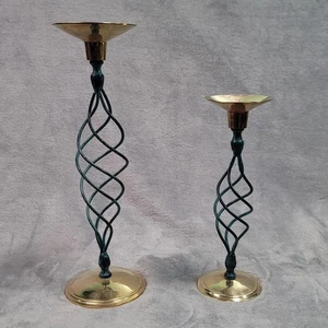 Par de candelabros espirales de latón vástago retorcido pátina Verdigris verde India - Imagen 1 de 12
