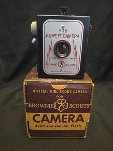 VINTAGE 1960's OFFICIAL GIRL SCOUT CAMERA FOR BROWNIE SCOUTS - 620 FILM UNTESTED - Picture 1 of 12