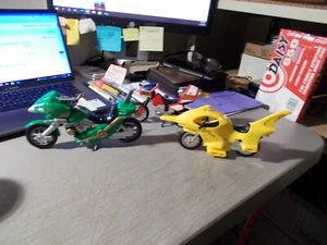 VINTAGE LOT OF 3 MIGHTY MORPHIN POWER RANGERS MOTORCYCLES YELLOW GREEN RED - Picture 1 of 12