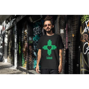 Isibindi Zia Heart Graphic Tee Black Green House System T-Shirt Shirt Jugend - Bild 1 von 3