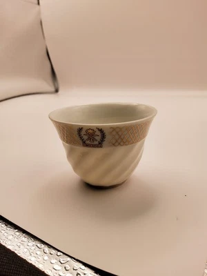 Фарфоровая чашка с золотой отделкой с флагом Саудовской Аравии для чая/кофе - Изображение 1 из 4