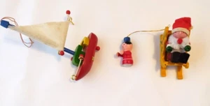 Lote de 3 adornos navideños de madera vintage decoración velero Santa trineo Tiawan - Imagen 1 de 9