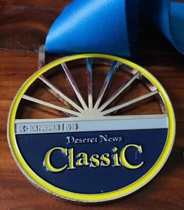 Medalla Desert News 2015 5K 10K Finisher con cordón azul original - Imagen 1 de 3