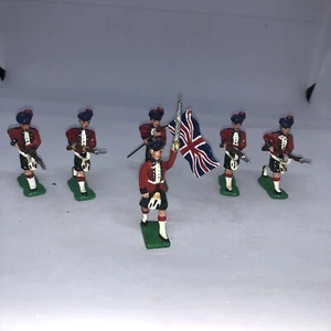 Royal Scotts lead soldiers in Kilts British Flag Set Of 6 Excellent Condition - Picture 1 of 12
