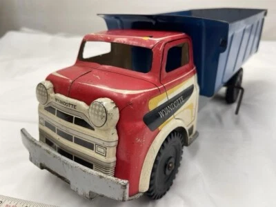 Camión de volteo Wyandotte de acero prensado vintage de los años 50 con puerta plegable. Bonito Foto 1 de 4