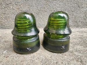 2 schöne antike Isolatoren aus olivgrünem Glas mit Sternprägung, wie vorgefunden - Bild 1 von 8