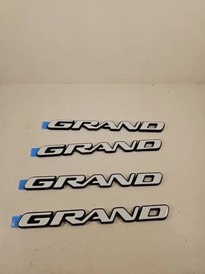 Nuevo Lote De 4 Pontiac GM OEM 97-01 Grand Prix Puerta Delantera-Emblema Insignia Placa De Identificación Foto 1 de 2
