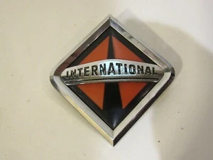 Vintage International Emblem Badge Script Trim Plastic Rare  - Bild 1 von 3