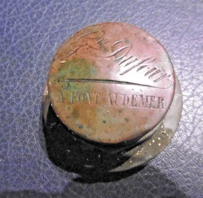 ANCIEN CACHE BOUCHON DE MOYEU DE ROUE AUTOMOBILE  "Gve DUFOUR à PONT-AUDEMER - Photo 1/4