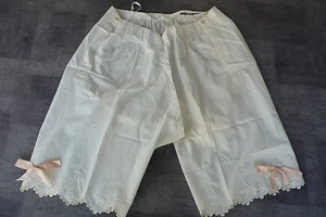 ANCIENNE CULOTTE FENDUE - BRODERIES/RUBANS ET MONOGRAMME "MG" époque XIXème - Imagen 1 de 5